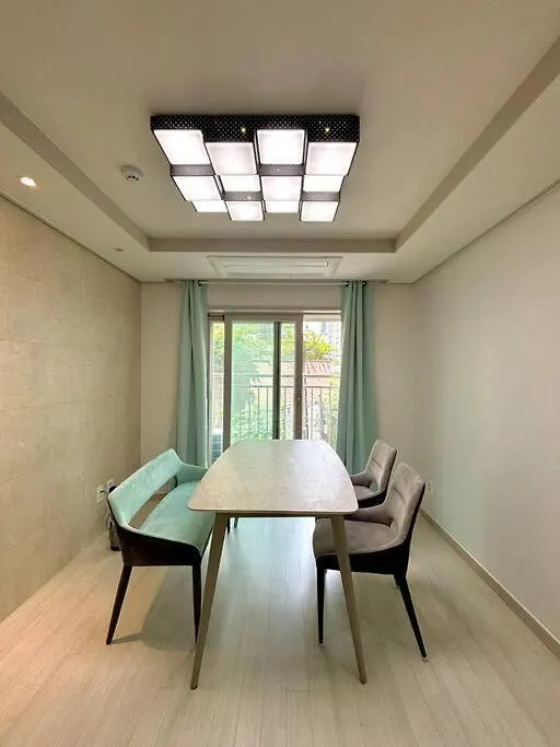 Nearby Subway, 2 Bedroom Big House location